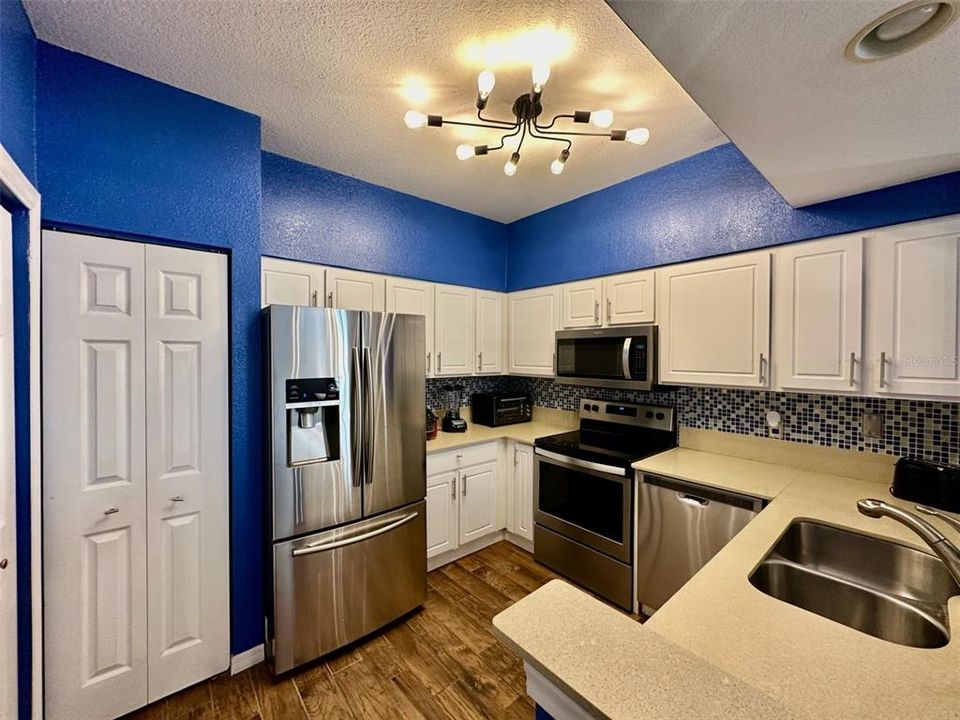 合同活跃: $1,795 (2 贝兹, 2 浴室, 1088 平方英尺)