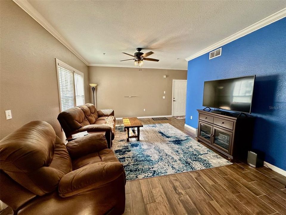 合同活跃: $1,795 (2 贝兹, 2 浴室, 1088 平方英尺)