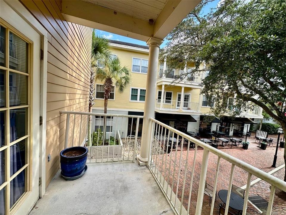 合同活跃: $1,795 (2 贝兹, 2 浴室, 1088 平方英尺)