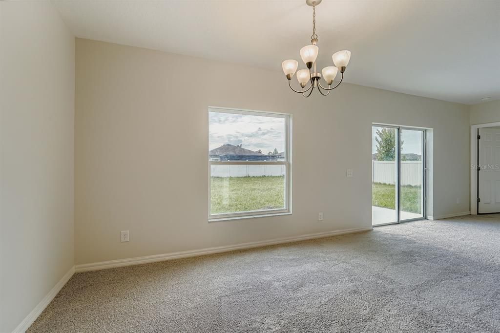 Activo con contrato: $289,900 (3 camas, 2 baños, 1508 Pies cuadrados)