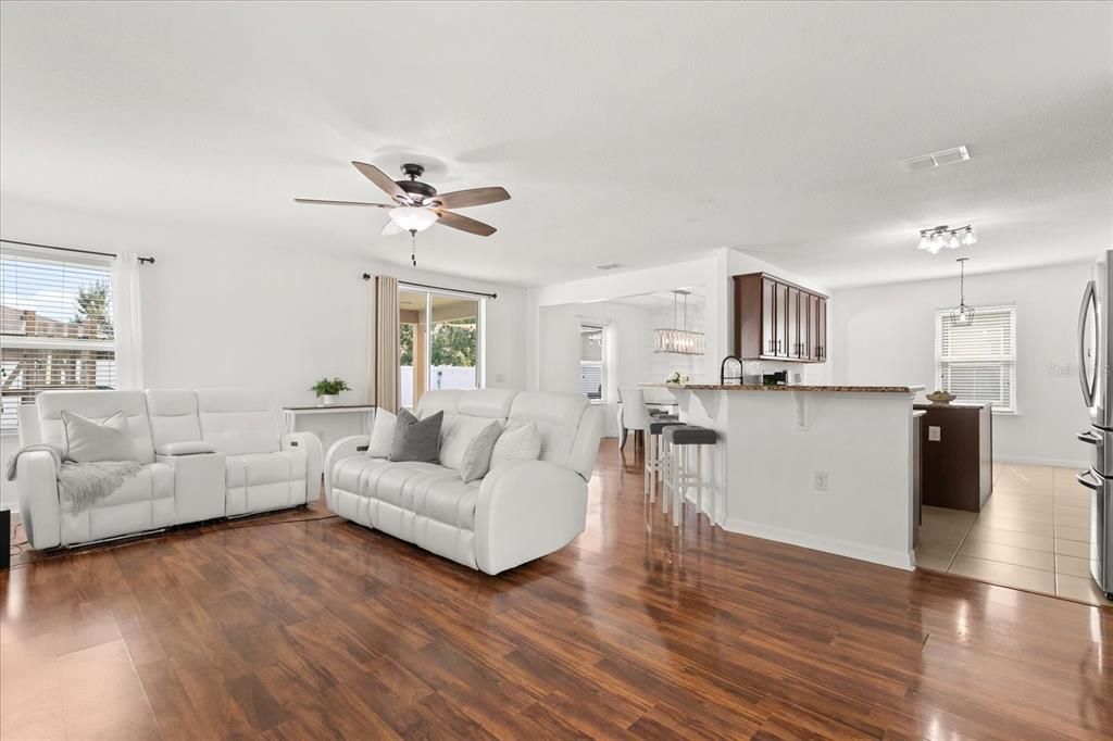 En Venta: $374,900 (4 camas, 2 baños, 2344 Pies cuadrados)