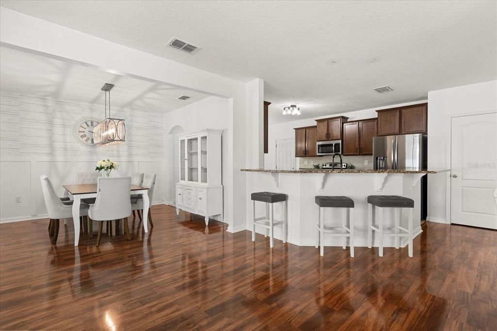 En Venta: $374,900 (4 camas, 2 baños, 2344 Pies cuadrados)