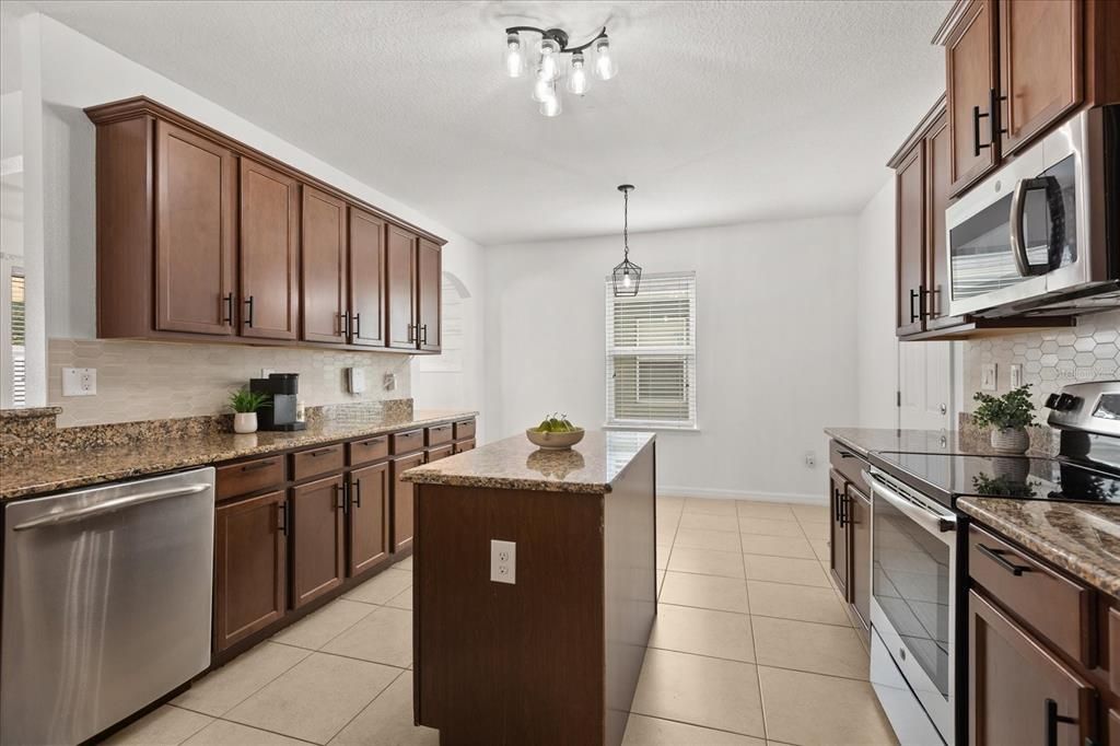 En Venta: $374,900 (4 camas, 2 baños, 2344 Pies cuadrados)