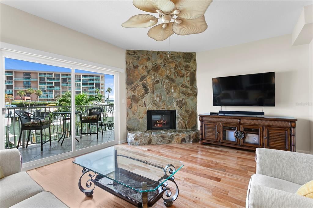 待售: $750,000 (2 贝兹, 2 浴室, 1260 平方英尺)