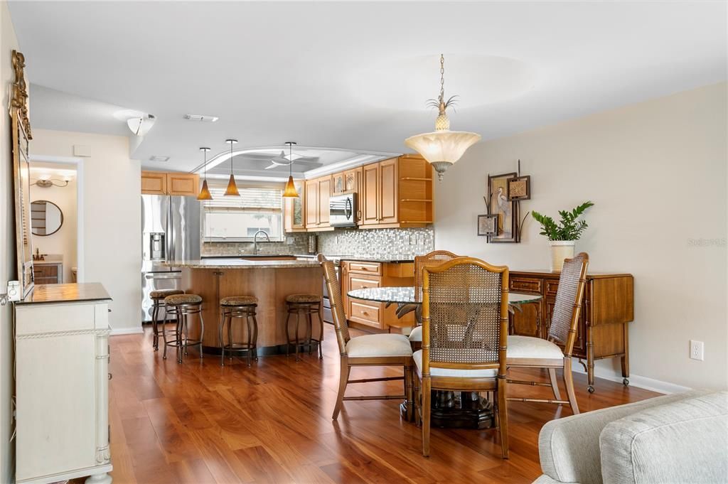 待售: $750,000 (2 贝兹, 2 浴室, 1260 平方英尺)