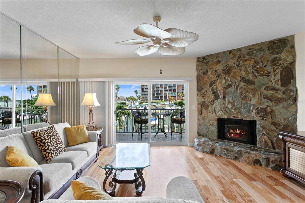 待售: $750,000 (2 贝兹, 2 浴室, 1260 平方英尺)