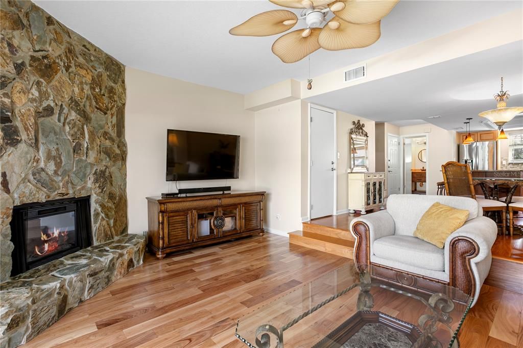 待售: $750,000 (2 贝兹, 2 浴室, 1260 平方英尺)