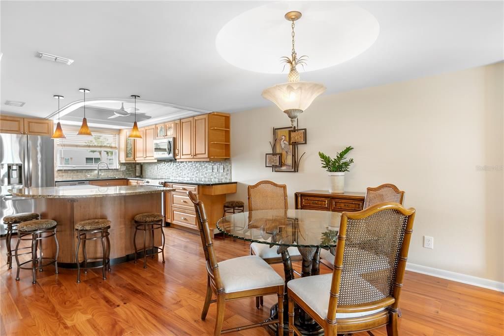 待售: $750,000 (2 贝兹, 2 浴室, 1260 平方英尺)