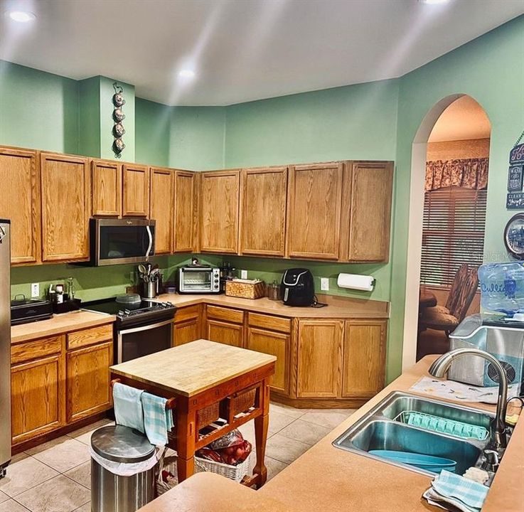 For Sale: $600,000 (4 beds, 3 baths, 2501 Square Feet)