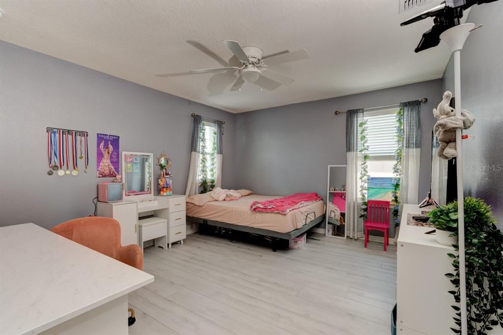 Activo con contrato: $3,200 (4 camas, 2 baños, 2430 Pies cuadrados)