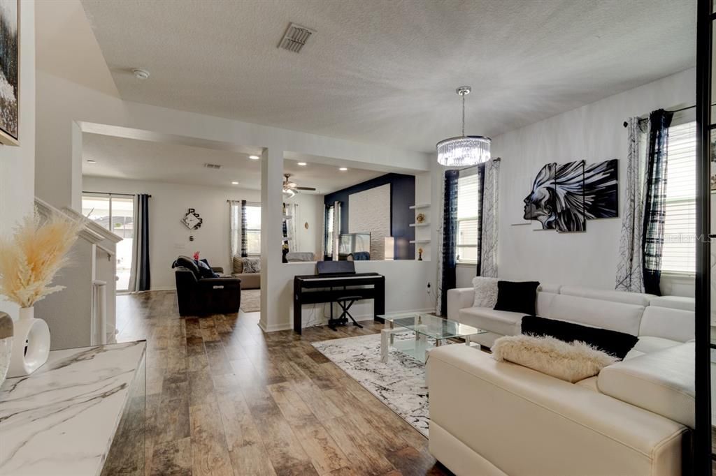 Activo con contrato: $3,200 (4 camas, 2 baños, 2430 Pies cuadrados)