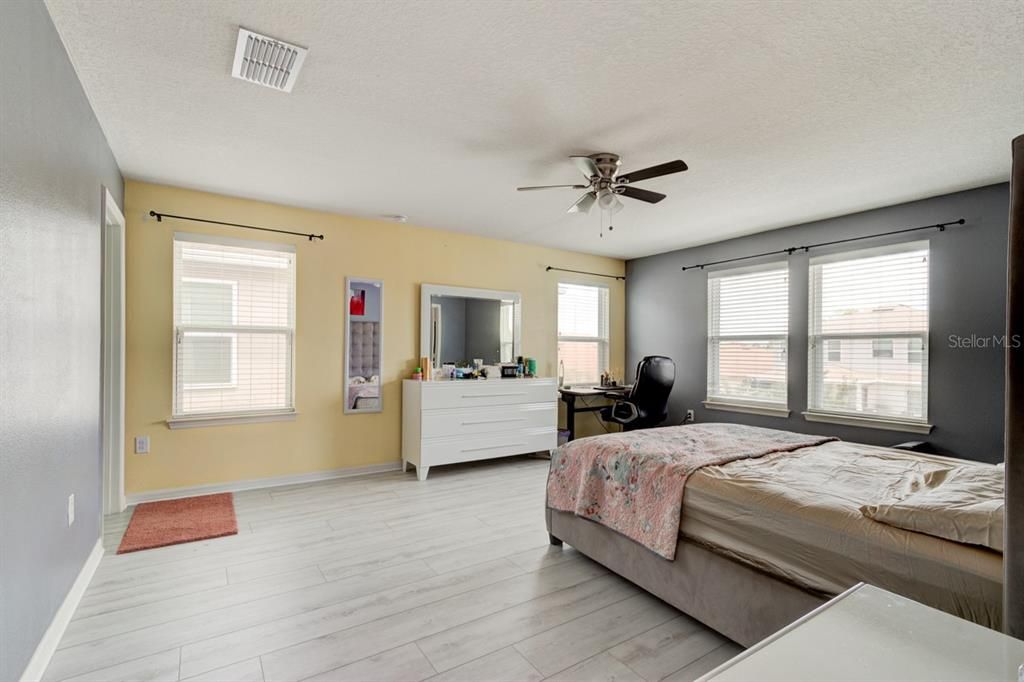 Activo con contrato: $3,200 (4 camas, 2 baños, 2430 Pies cuadrados)