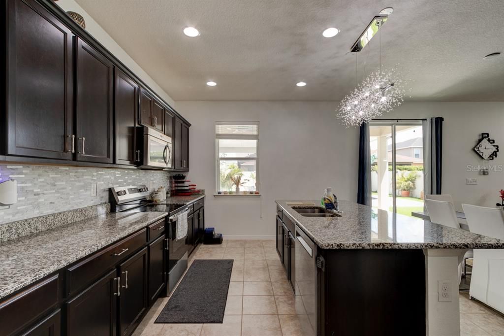 Activo con contrato: $3,200 (4 camas, 2 baños, 2430 Pies cuadrados)