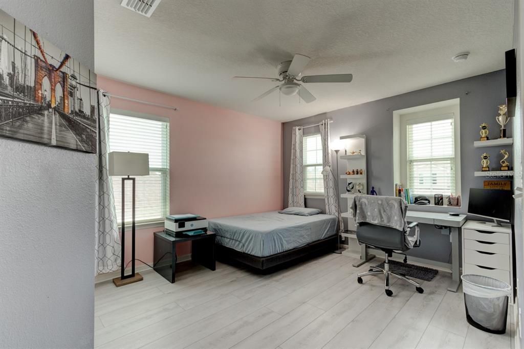 Activo con contrato: $3,200 (4 camas, 2 baños, 2430 Pies cuadrados)