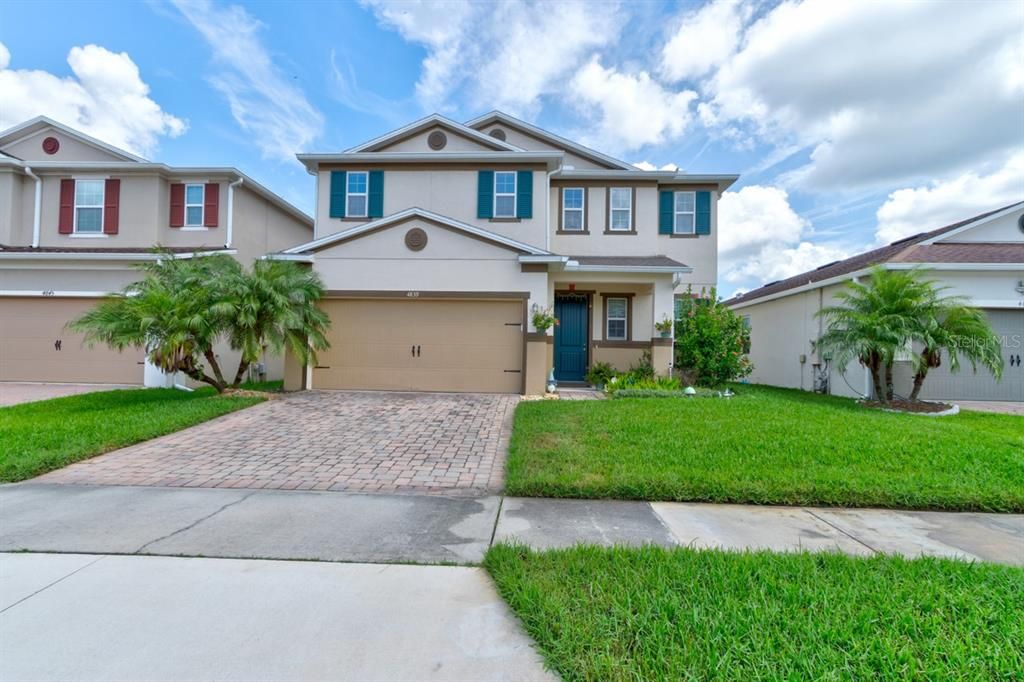 Activo con contrato: $3,200 (4 camas, 2 baños, 2430 Pies cuadrados)