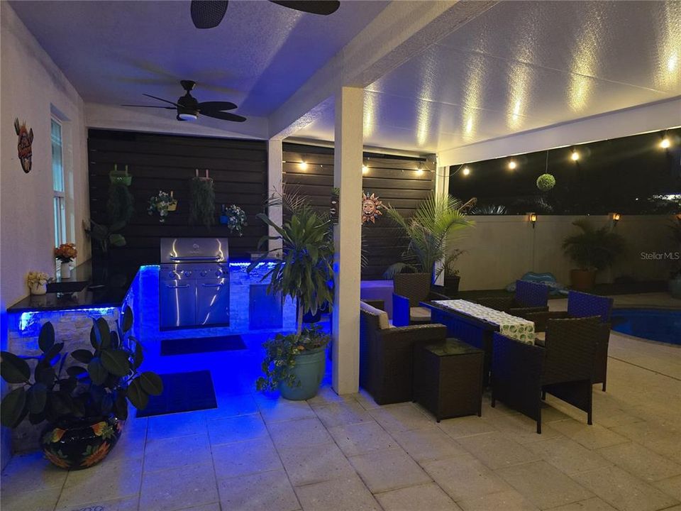 Activo con contrato: $3,200 (4 camas, 2 baños, 2430 Pies cuadrados)