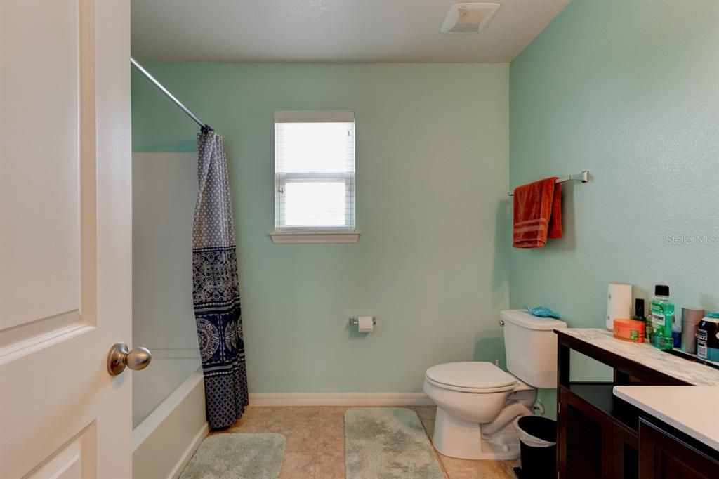 Activo con contrato: $3,200 (4 camas, 2 baños, 2430 Pies cuadrados)