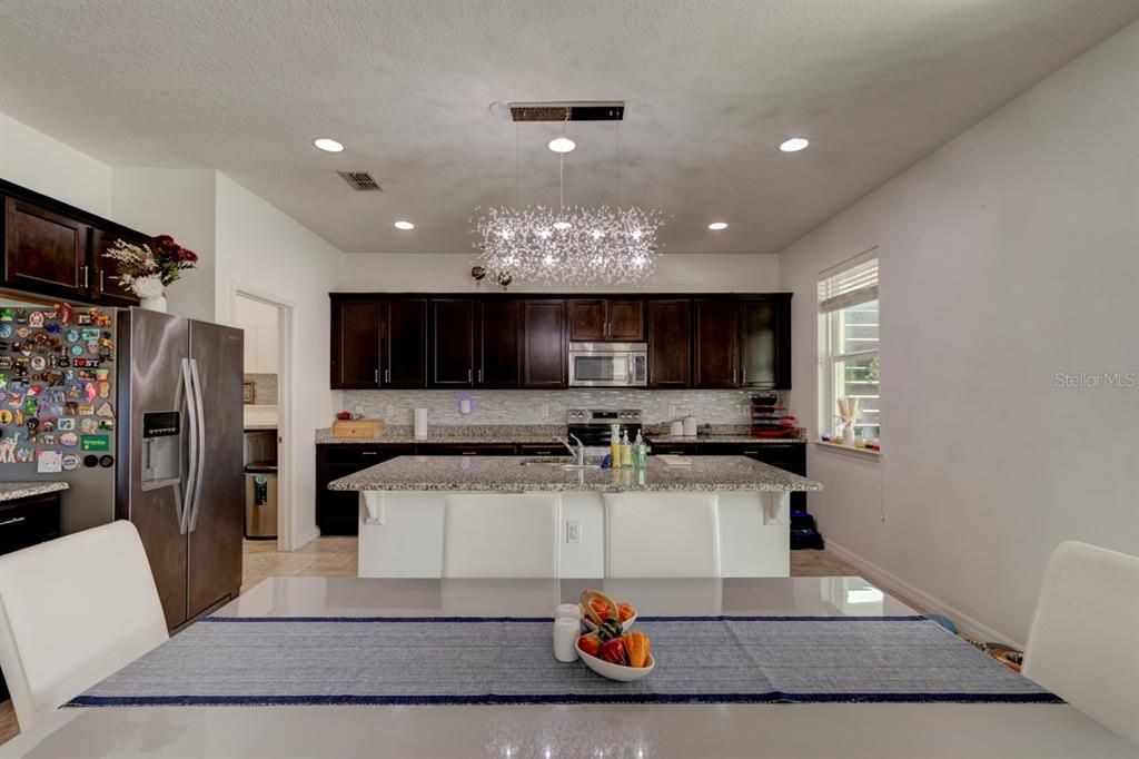 Activo con contrato: $3,200 (4 camas, 2 baños, 2430 Pies cuadrados)