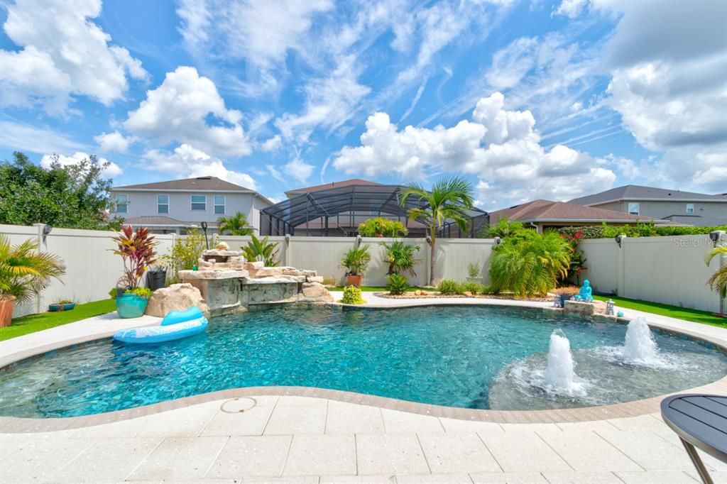 Activo con contrato: $3,200 (4 camas, 2 baños, 2430 Pies cuadrados)