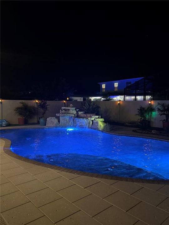 Activo con contrato: $3,200 (4 camas, 2 baños, 2430 Pies cuadrados)