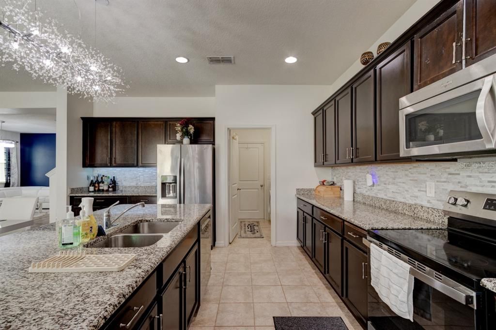 Activo con contrato: $3,200 (4 camas, 2 baños, 2430 Pies cuadrados)