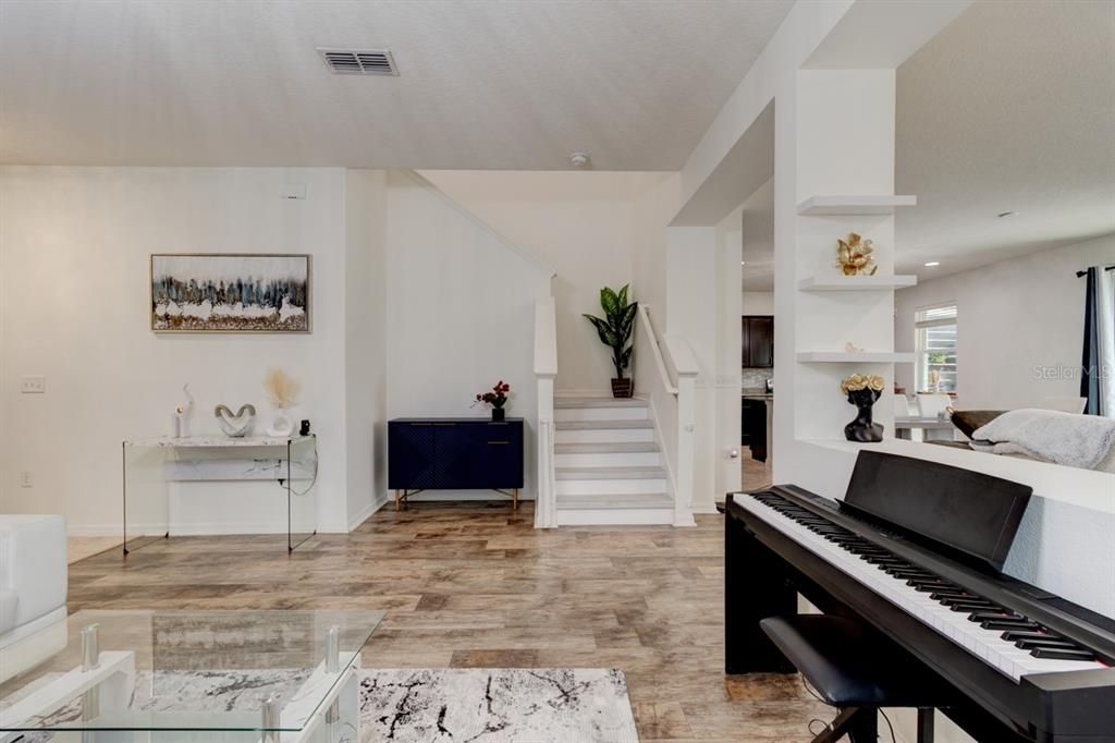 Activo con contrato: $3,200 (4 camas, 2 baños, 2430 Pies cuadrados)