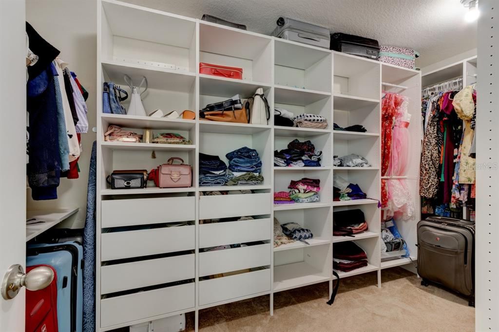 Activo con contrato: $3,200 (4 camas, 2 baños, 2430 Pies cuadrados)