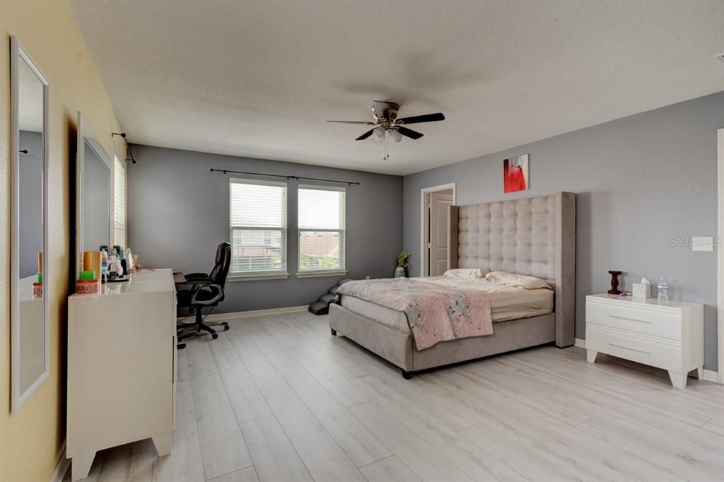 Activo con contrato: $3,200 (4 camas, 2 baños, 2430 Pies cuadrados)