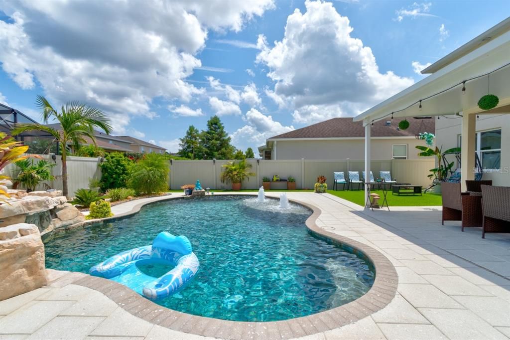 Activo con contrato: $3,200 (4 camas, 2 baños, 2430 Pies cuadrados)