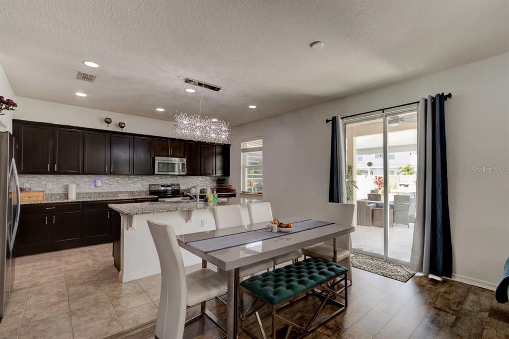 Activo con contrato: $3,200 (4 camas, 2 baños, 2430 Pies cuadrados)