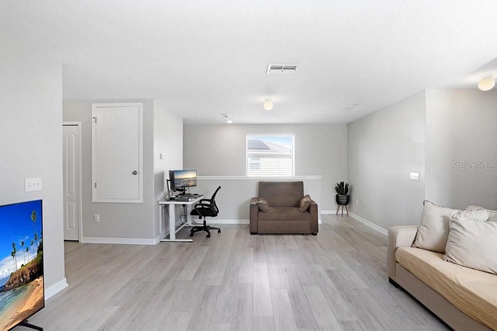 合同活跃: $364,000 (4 贝兹, 3 浴室, 2625 平方英尺)