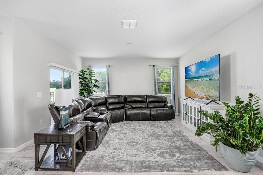 合同活跃: $364,000 (4 贝兹, 3 浴室, 2625 平方英尺)