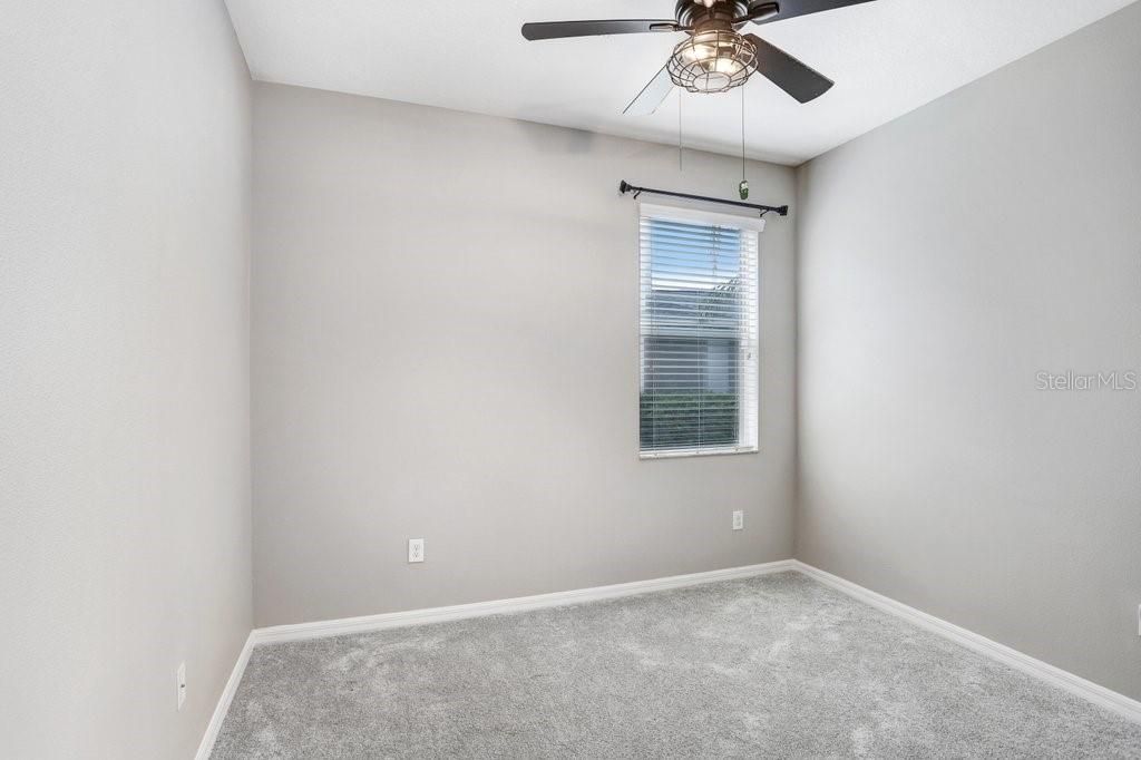 合同活跃: $364,000 (4 贝兹, 3 浴室, 2625 平方英尺)