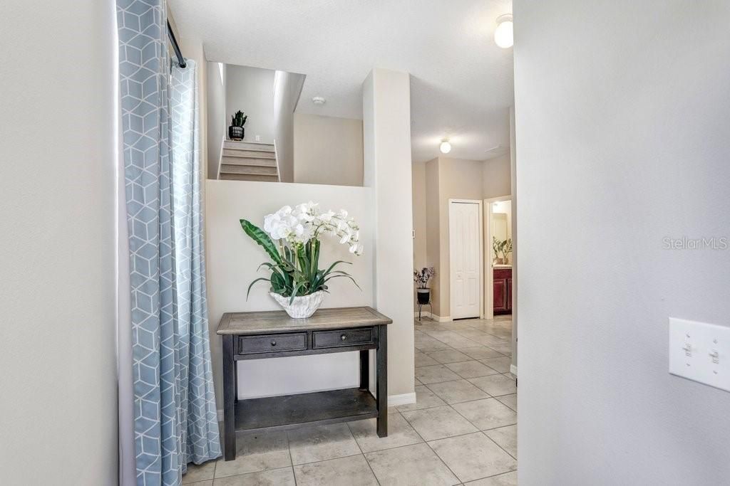 合同活跃: $364,000 (4 贝兹, 3 浴室, 2625 平方英尺)