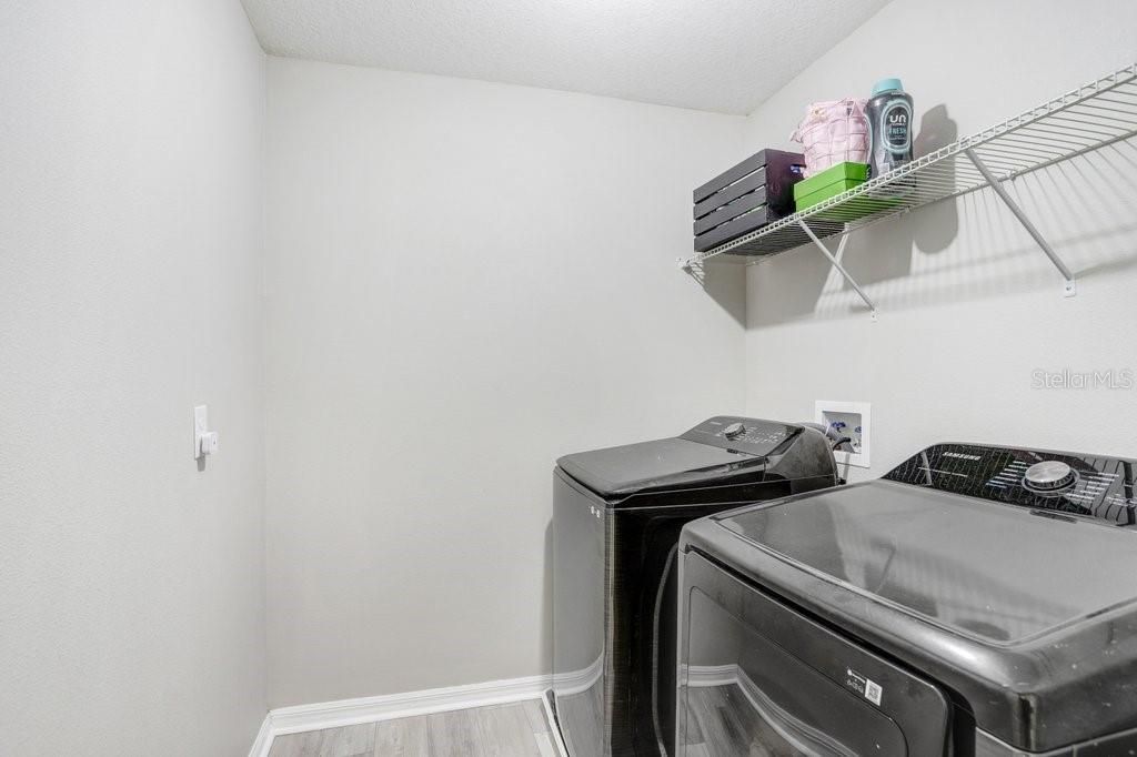 合同活跃: $364,000 (4 贝兹, 3 浴室, 2625 平方英尺)