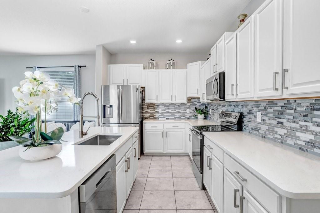 合同活跃: $364,000 (4 贝兹, 3 浴室, 2625 平方英尺)