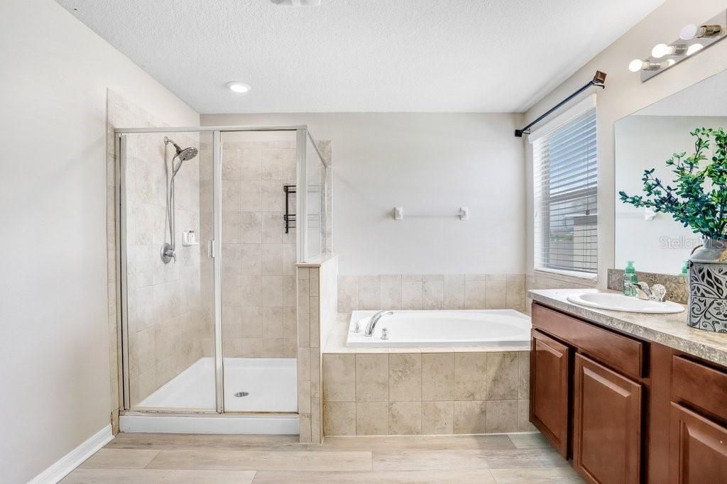 合同活跃: $364,000 (4 贝兹, 3 浴室, 2625 平方英尺)