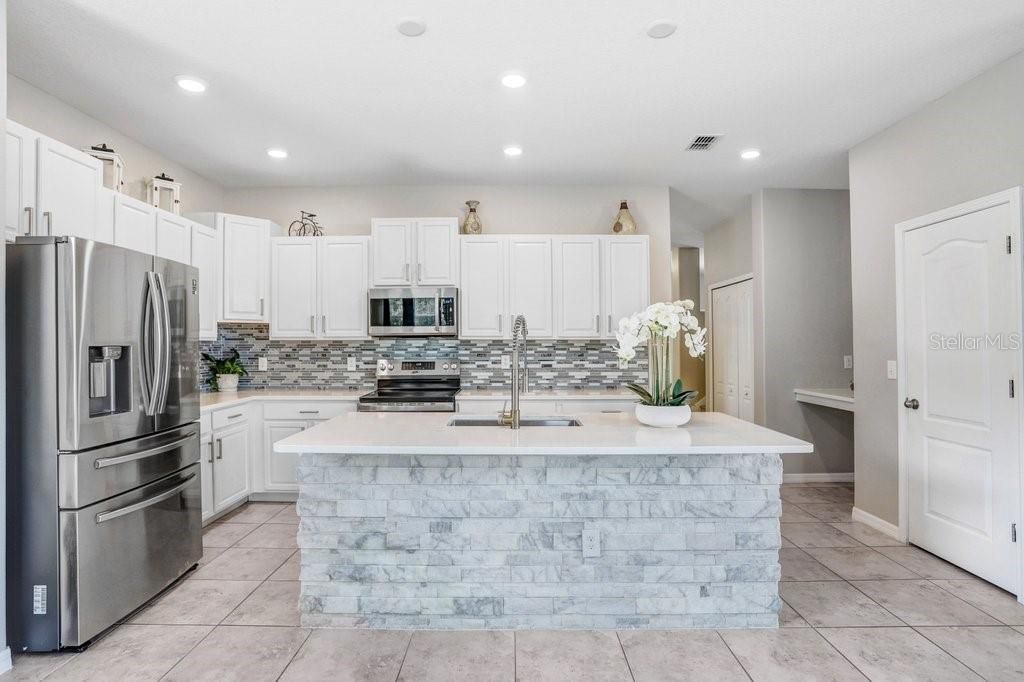 合同活跃: $364,000 (4 贝兹, 3 浴室, 2625 平方英尺)