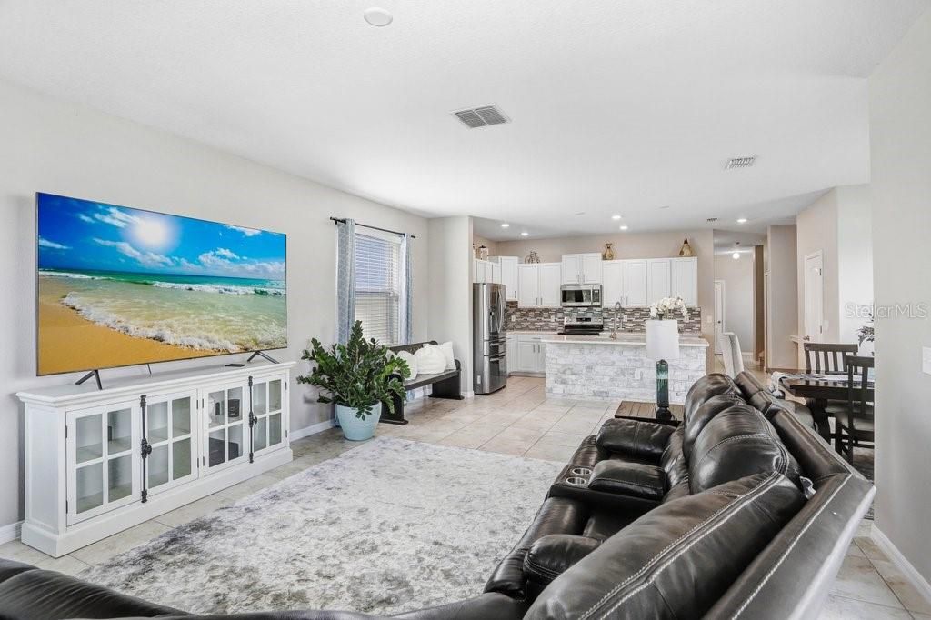 合同活跃: $364,000 (4 贝兹, 3 浴室, 2625 平方英尺)