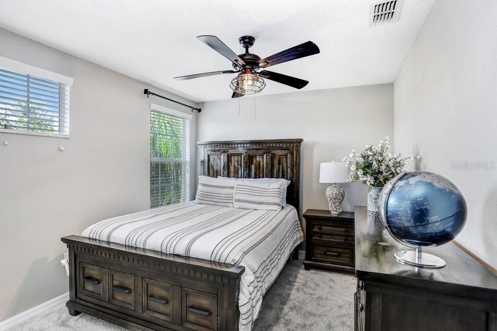 合同活跃: $364,000 (4 贝兹, 3 浴室, 2625 平方英尺)