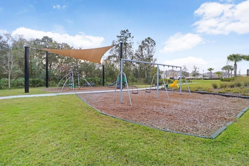 合同活跃: $364,000 (4 贝兹, 3 浴室, 2625 平方英尺)