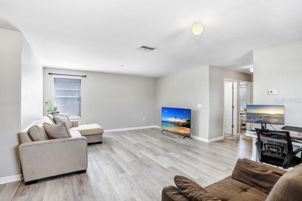 合同活跃: $364,000 (4 贝兹, 3 浴室, 2625 平方英尺)