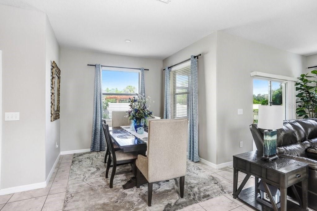 合同活跃: $364,000 (4 贝兹, 3 浴室, 2625 平方英尺)