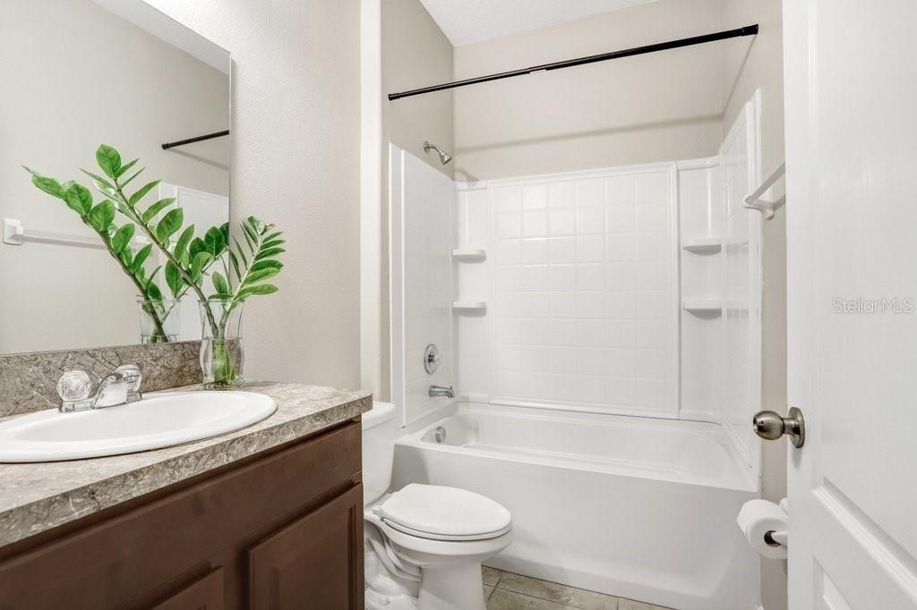 合同活跃: $364,000 (4 贝兹, 3 浴室, 2625 平方英尺)