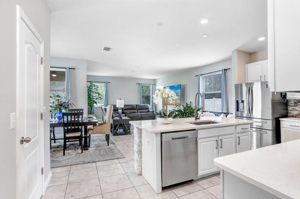 合同活跃: $364,000 (4 贝兹, 3 浴室, 2625 平方英尺)