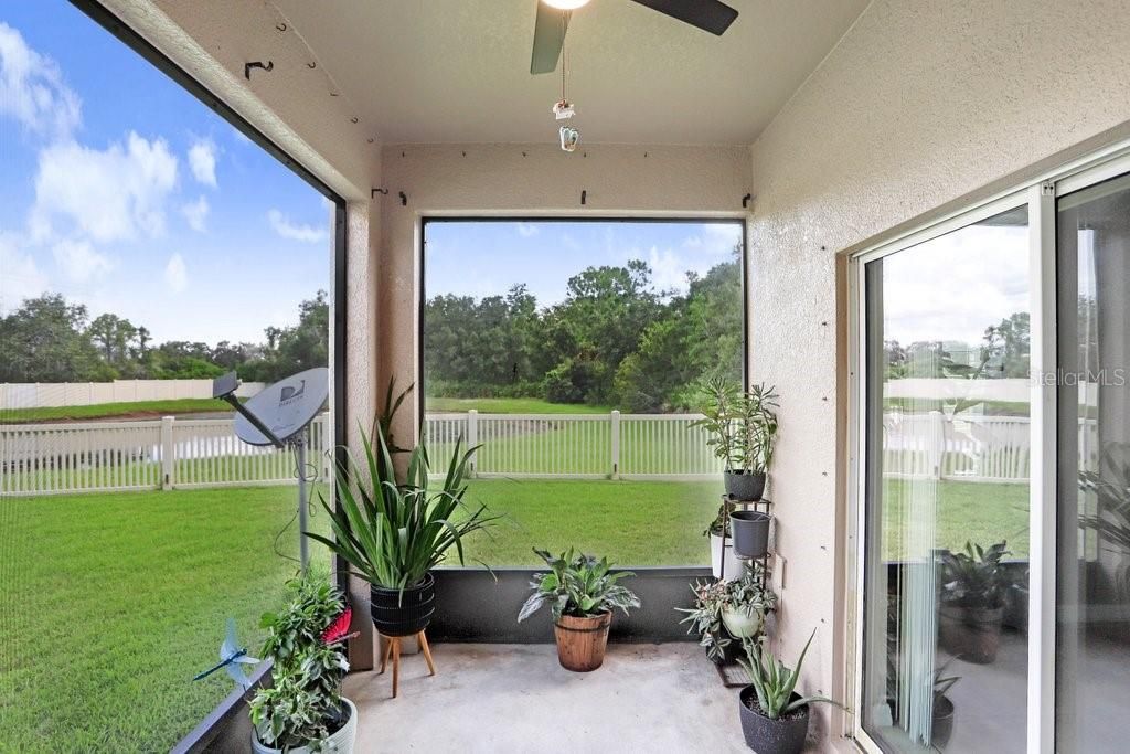 合同活跃: $364,000 (4 贝兹, 3 浴室, 2625 平方英尺)