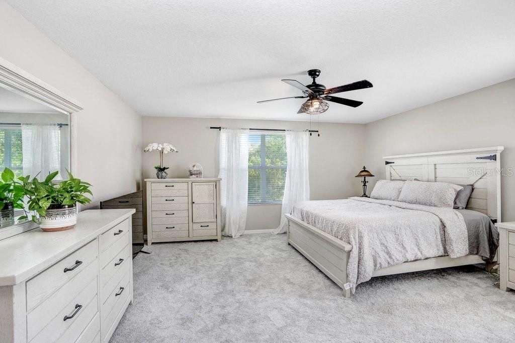 合同活跃: $364,000 (4 贝兹, 3 浴室, 2625 平方英尺)