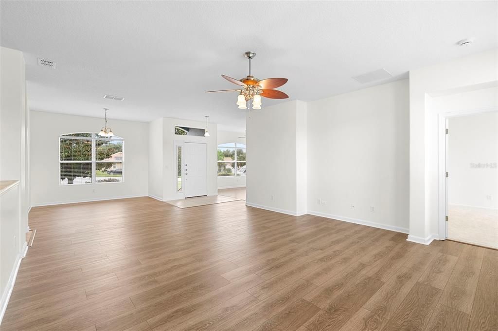 Active With Contract: $484,000 (3 beds, 2 baths, 1976 Square Feet)