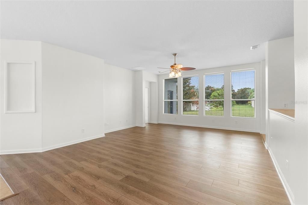 Active With Contract: $484,000 (3 beds, 2 baths, 1976 Square Feet)