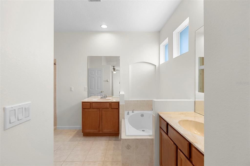 Active With Contract: $484,000 (3 beds, 2 baths, 1976 Square Feet)